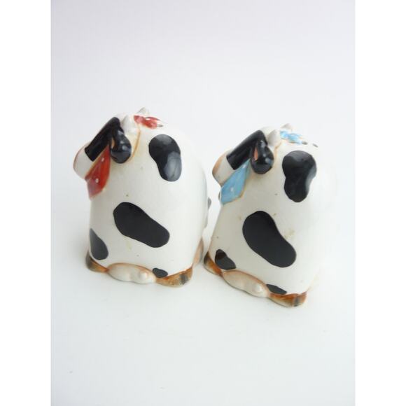 Vintage Ceramic Fat Cow Salt & Pepper Shaker Set Red Blue Neck Scarfs - Picture 4 of 5